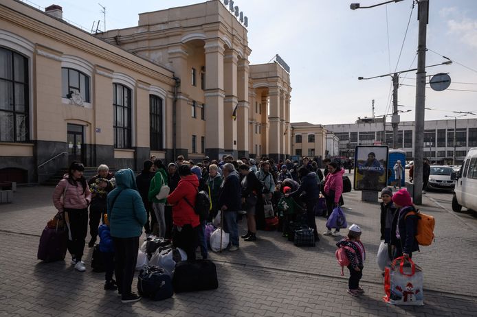 Het station in Zaporizja, waar vluchtelingen de trein willen nemen naar Lviv.