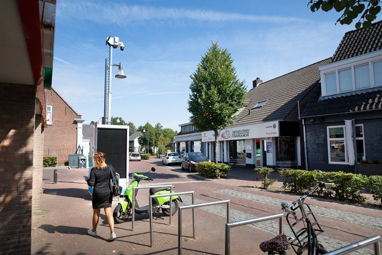 Het steegje links van partycentrum Manhattan (rechts op de foto) leidt naar het pand van de stichting Islamplanning. Na de brandstichting is ertegenover de paal met camera geplaatst. Beeld Ton Toemen