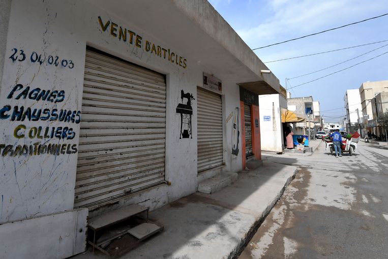 Winkels van ongedocumenteerde migranten in de Tunesische hoofdstad Tunis zijn gesloten, uit angst voor arrestaties. De Tunesische president Kais Saied wil Afrikaanse migranten uitzetten.  Beeld AFP