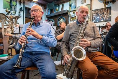 De broers Jan (81) en Vic (79) zijn al 70 jaar getrouwd met de harmonie: ‘Zolang we gezond zijn, bla