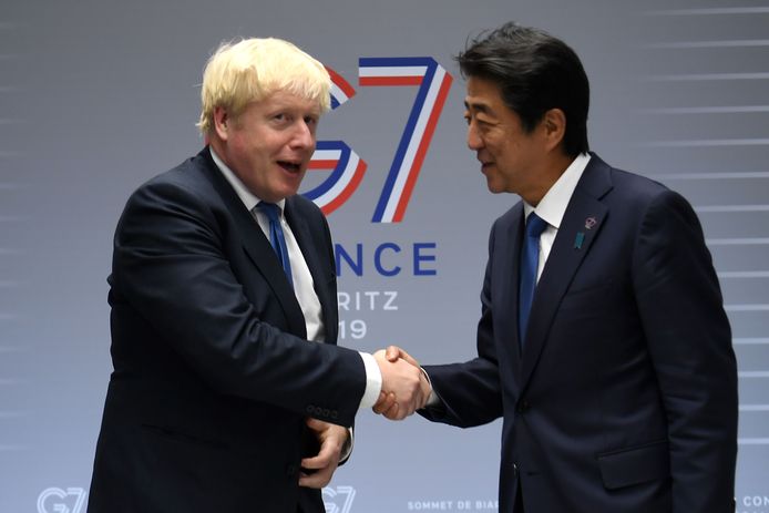 De Britse premier Johnson schudt de hand van de toenmalige Japanse premier Shinzo Abe tijdens de G7-top van 2019 in Biarritz.