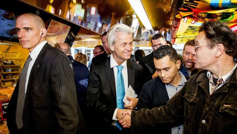 PVV-leider Geert Wilders schudt handen op de Loosduinse Markt. Beeld anp