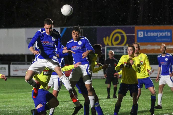 Stefan Coset (links) zoekt namens Steensel het luchtruim op tegen Bergeijk.