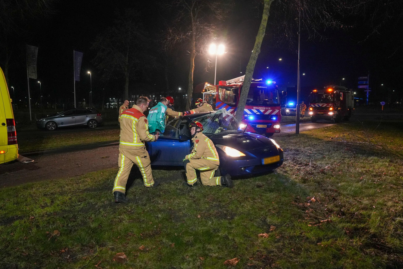 Bestuurder bekneld door botsing tegen boom in Helmond | Foto | AD.nl