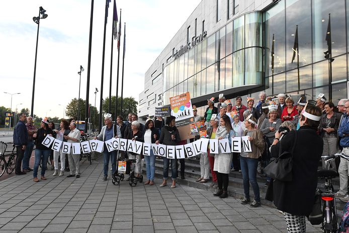 Enkele jaren geleden protesteerden tientallen mensen voor het stadhuis van Grave tegen sluiting van de bibliotheek in het vestingstadje.