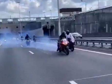 Politie spoort motoreigenaren op na levensgevaarlijke stunts: die zeggen allemaal dat iemand anders reed
