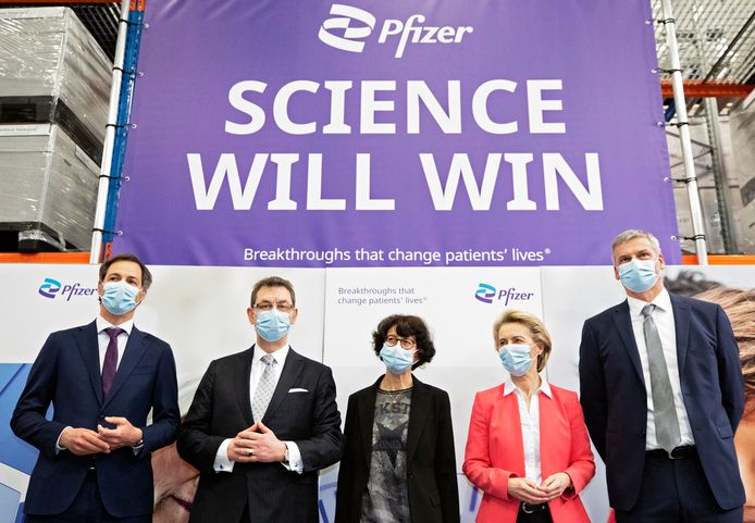 Van links naar rechts: premier Alexander De Croo (Open Vld), Pfizer CEO Albert Bourla, medeoprichter van BioNTech Ozlem Tureci, voorzitter van de Europese Commissie Ursula von der Leyen en Pfizer-baas België, Luc Van Steenwinkel.