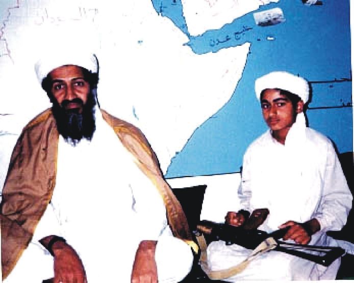 Osama bin Laden met zijn zoon in 2001.