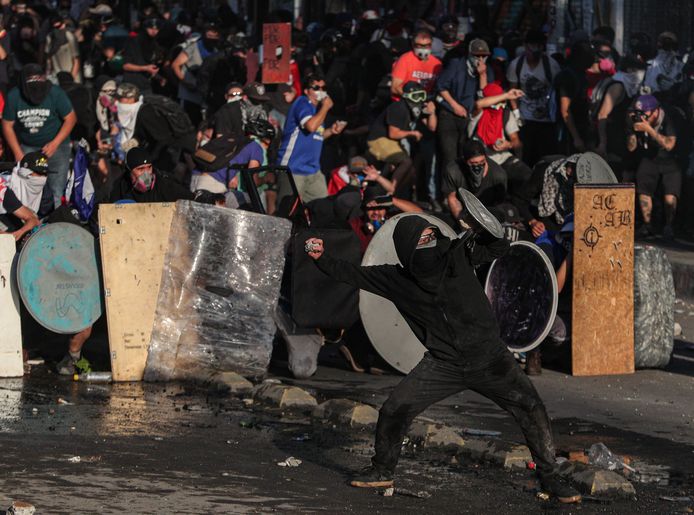 Demonstranten clashen met de politie in de Chileense hoofdstad Santiago.
