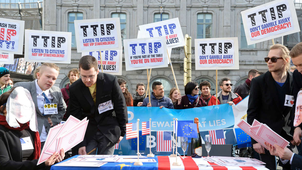 Protest tegen TTIP in Brussel. Vooral op het gebied van voedsel ligt het verdrag gevoelig. Beeld AFP