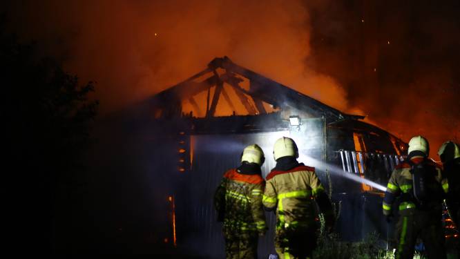 Brand verwoest schuur in Epe