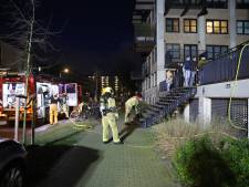Woningen ontruimd en gesprongen waterleiding bij brand in Delfts appartementencomplex