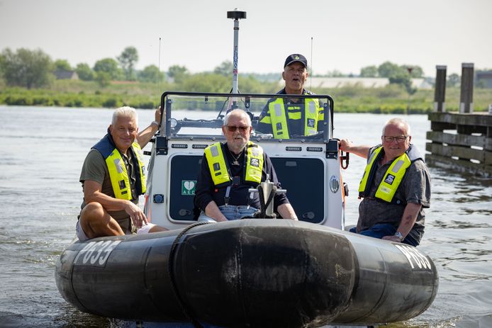 Van links af Jan van Dijk, scootmobieler Teun Penninkhof, politieman Jean-Louis Becker en Klaas Klos op de politieboot in de Bovenhaven.