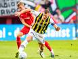 Europees voetbal keert het komende seizoen zo goed als zeker terug in Enschede. Hier vecht Max Bruns een duel uit met Fenerbahce-vedette Edin Dzeko.