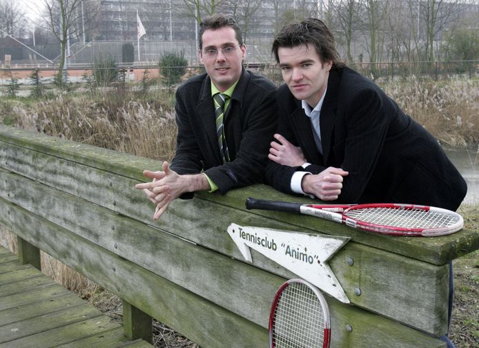 Beny Ysebaert (links) en Michiel van der Windt bij het bruggetje van TC Animo in februari 2006. De Terneuzenaren lanceerden dat jaar het succesvolle VHT 500 euro concept.