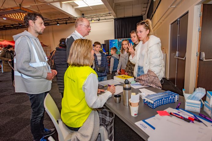 Een deel van de Oekraïense vluchtelingen meldt zich in De Broodfabriek in Rijswijk voor registratie.