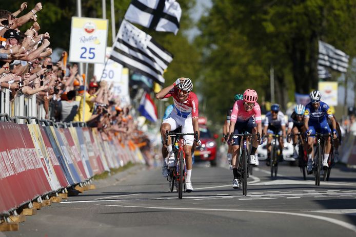 Mathieu van der Poel was op 21 april 2019 de laatste winnaar van de Amstel Gold Race. Rechts in het blauw komt Julian Alaphilippe als vierde over de finish.