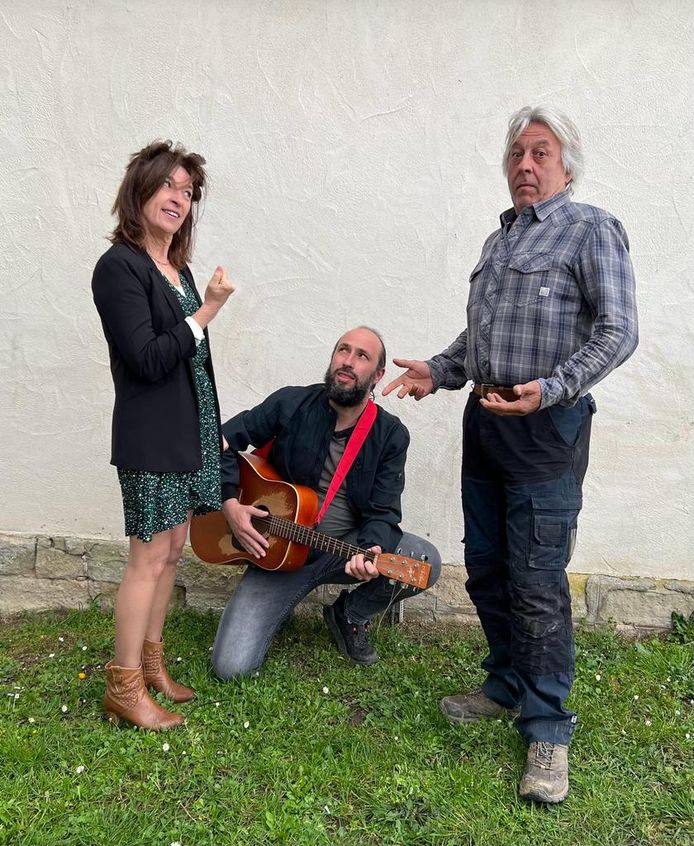 Christa, Eddie e Francesco Plancart vanno in tournée teatrale.