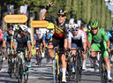 Wout van Aert klopte Mark Cavendish in de sprint op de Champs-Élysées.