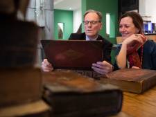 Taxateur Arie Molendijk onderzoekt de waarde van oude werken in De Gravin in Vorden