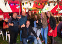 Het huidige van de TON in de feesttent. Remco, Bram, Gert (hurkend), Rosanne, Marian, Esther en Agnes (vlnr).