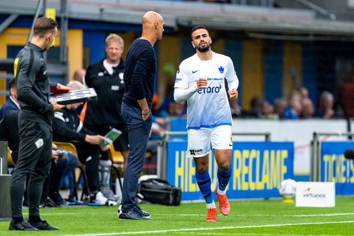De verhoudingen bij Vitesse, in dit seizoen. Thomas Letsch laat Oussama Tannane invallen tegen RKC Waalwijk.