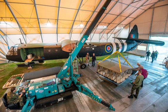 De replica van een Horsa Glider wordt tegenover Airborne Museum Hartenstein in Oosterbeek geassembleerd.