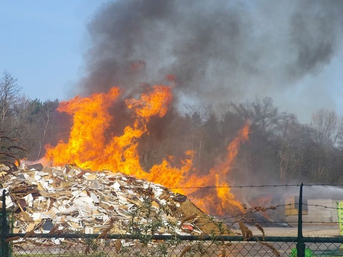 Papieropslag bij IOK in Beerse staat in lichterlaaie.