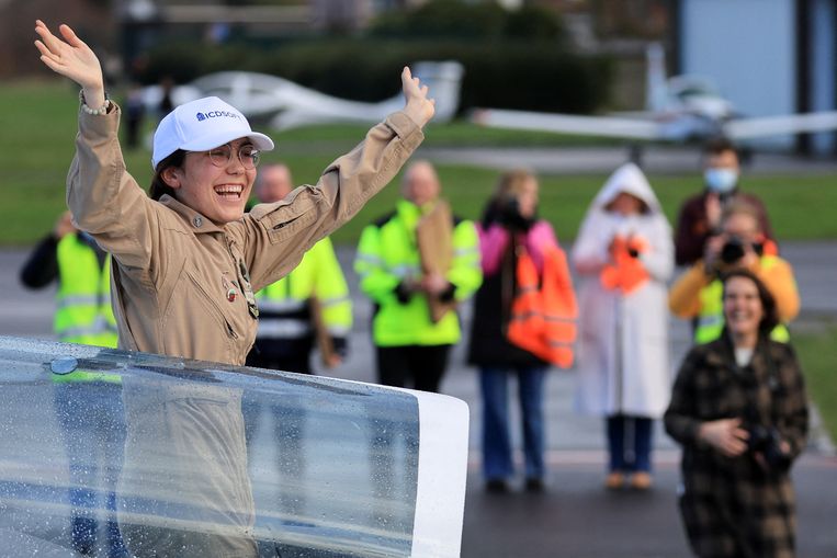 Zara Rutherford na haar landing in Kortrijk. Beeld Reuters