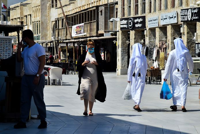 Mensen wandelen door de straten in Doha, Qatar