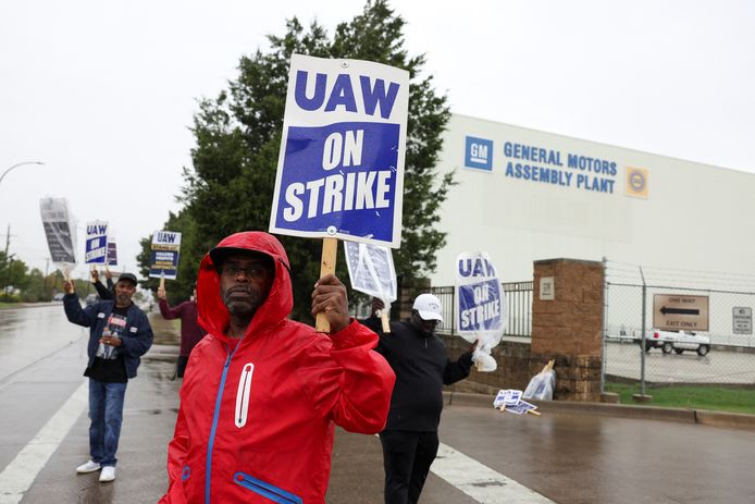 Leden van de Amerikaanse vakbond voor de auto-industrie UAW staken bij de fabriek van General Motors in Arlington, Texas. (24/10/23)