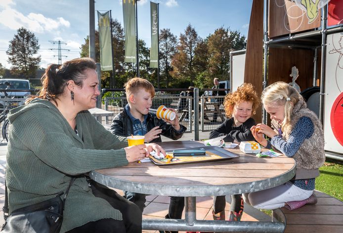 Marjan van de Burgt uit Bakel zit met haar kinderen Valentijn en Fieve Relou plus Fieves vriendin Hannah de Laat bij McDonald’s in Helmond.