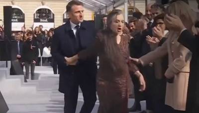 Emmanuel Macron ostensiblement snobé par Catherine Ringer après un baisemain