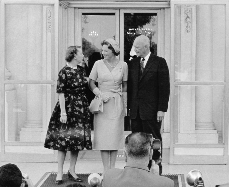 Prinses Beatrix poseert met president Dwight D Eisenhower en first lady Mamie Eisenhower bij het Witte Huis. Washington DC, 16 september 1959 Beeld Getty Images