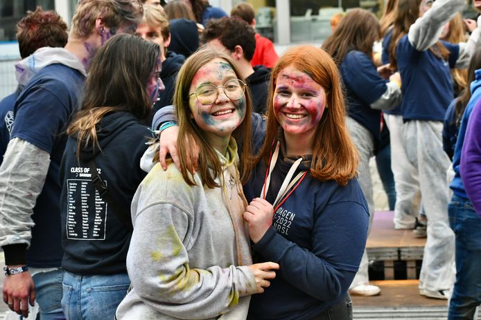 In Roeselare vierden ze de 50 dagen in plaats van de 100 dagen. De jongeren gingen vanaf 6u 's morgens uit de bol op het Polenplein.