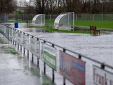 Regen zorgt voor onbespeelbare velden in het amateurvoetbal; bekijk hier welke wedstrijden zijn afgelast