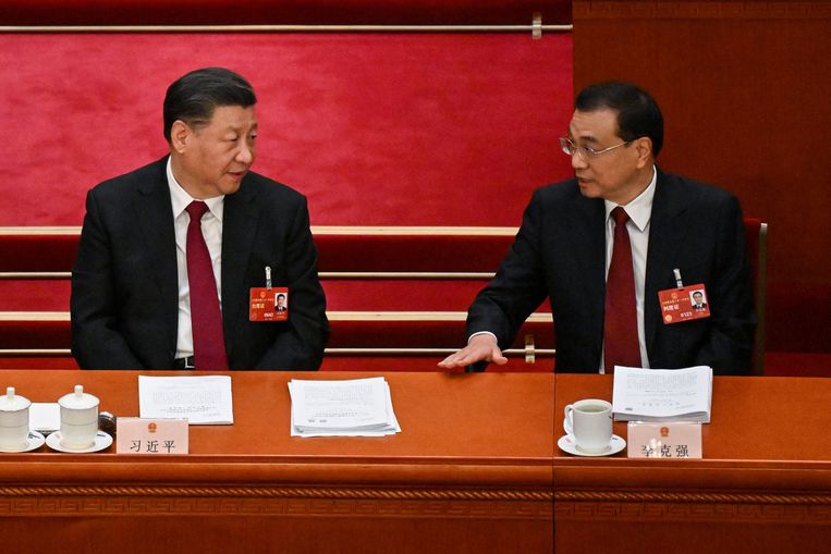 De Chinese president Xi Jinping (links) met premier Li Keqiang tijdens de opening van de jaarlijkse vergadering van het Nationaal Volkscongres. Beeld AFP