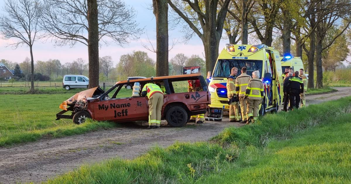 Bestuurder crossauto zwaargewond bij botsing met boom in Harreveld.