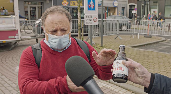 Marc Van Ranst dook dit jaar op de Izegemse zaterdagmarkt op voor een promofilmpje voor brouwerij Van Honsebrouck.