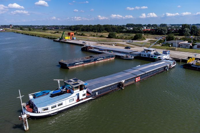 De gifschepen Semper Spera, Imatra (voorgrond) en Coby (rechts aan de kade) aan de kade in Lelystad.