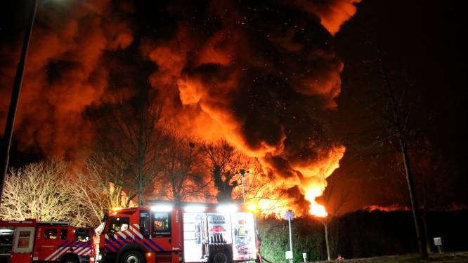 Grote uitslaande brand in paintballcentrum in Hillegom onder controle