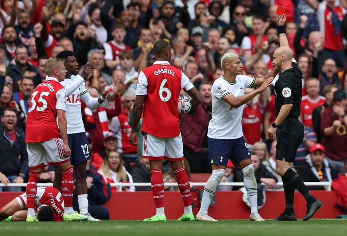 Referee anthony Taylor (R) sends off Tottenham Hotspur's Brazilian defender Emerson Royal (3L) after a foul on Arsenal's Brazilian midfielder Gabriel Martinelli (L) during the English Premier League football match between Arsenal and Tottenham Hotspur at the Emirates Stadium in London on October 1, 2022. (Photo by Adrian DENNIS / AFP) / RESTRICTED TO EDITORIAL USE. No use with unauthorized audio, video, data, fixture lists, club/league logos or 'live' services. Online in-match use limited to 120 images. An additional 40 images may be used in extra time. No video emulation. Social media in-match use limited to 120 images. An additional 40 images may be used in extra time. No use in betting publications, games or single club/league/player publications. /
