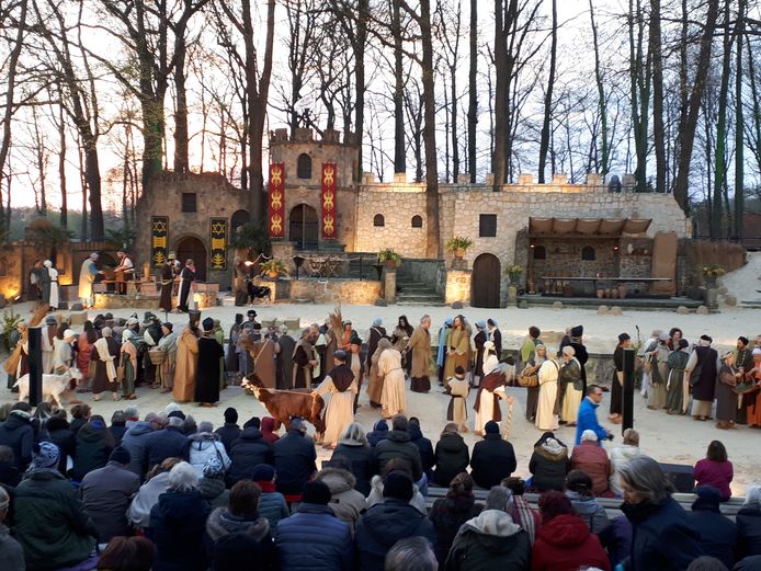 Dik ingepakt volgt het publiek de eerste opvoering van De Strijd.