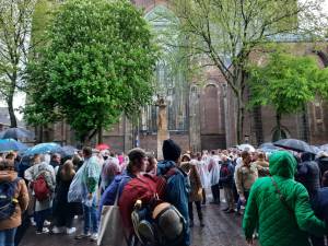 Utrecht beleeft twee minuten stilte op regenachtig maar rustig Domplein