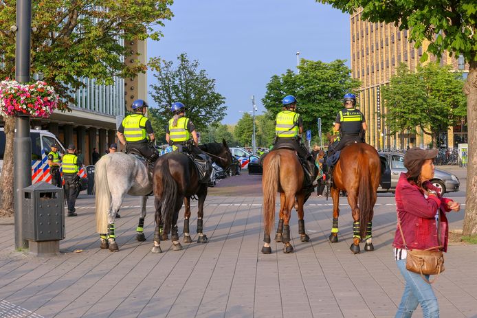 Eindhoven veel politie in het centrum van eindhoven. voetbal hooligans worden gesommeerd om te vertrekken. Er zou een oproep geweest zijn aan voetbal hooligans uit het hele land om te komen demonstreren tegen de covid19 maatregelen