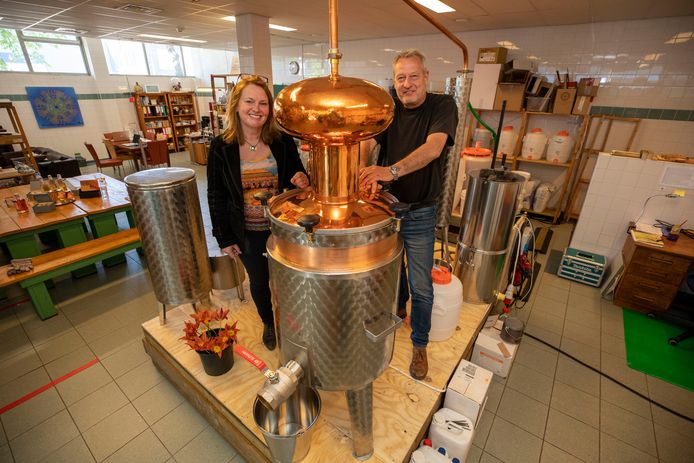 Alwine van Winsen en Rob van der Gaag, eigenaren van Serious Bee Distillers uit Schiedam.