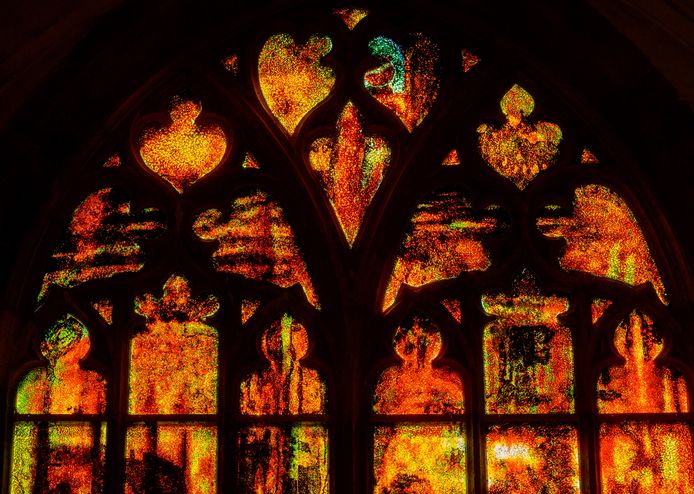 Detail van het glas-in-loodraam 'Vrede & Verzoening', dat in de Laurenskerk van Rotterdam herinnert aan het Duitse bombardement van 14 mei 1940.