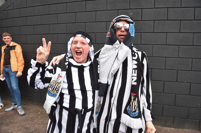 Als sjeiks uitgedoste supporters van Newcastle United.