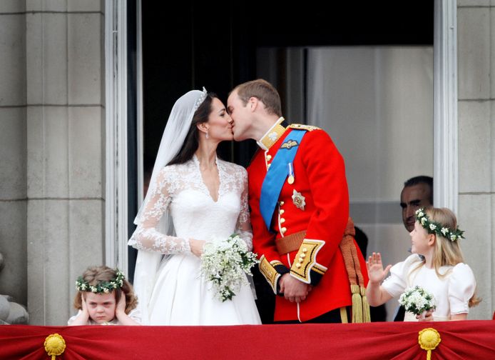 William and Kate on their wedding day: Buckingham Palace balcony scene with a kiss.