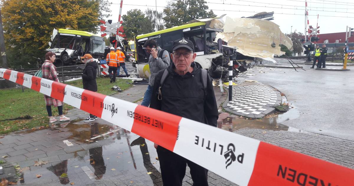 Ravage door aanrijding tussen bus en trein in Brabant.